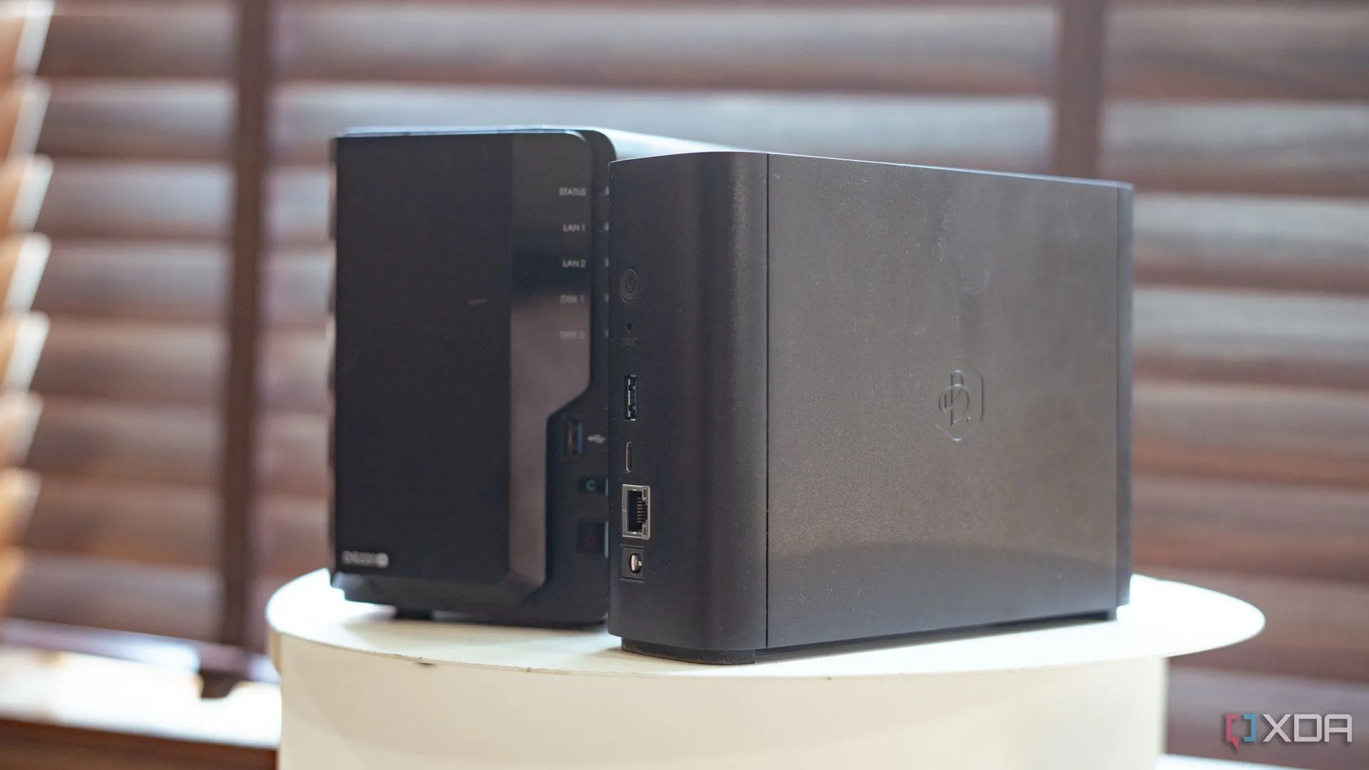 So sánh kích thước thiết bị Synology BeeStation và ổ đĩa NAS thông thường đặt trên bàn
