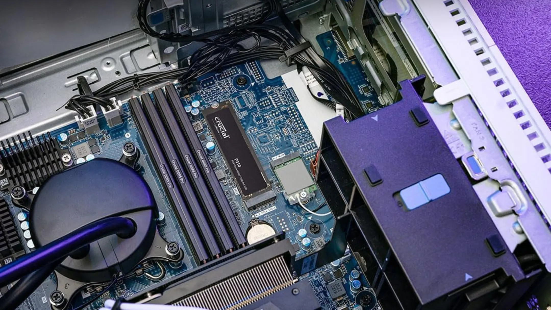 SSD Crucial P310 được lắp đặt trong bo mạch chủ máy tính để bàn