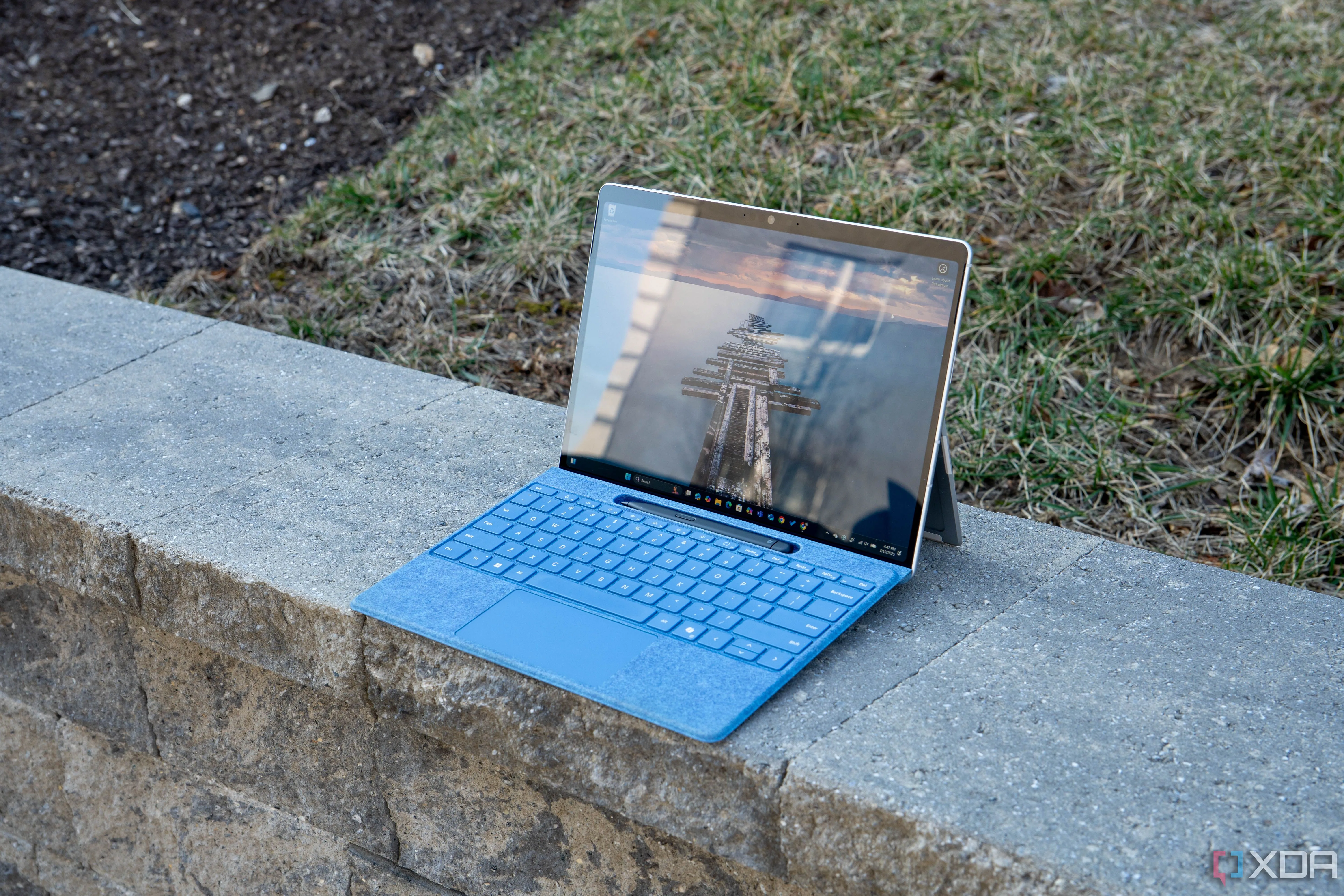 Surface Pro 11 màn hình OLED hiển thị nội dung sống động