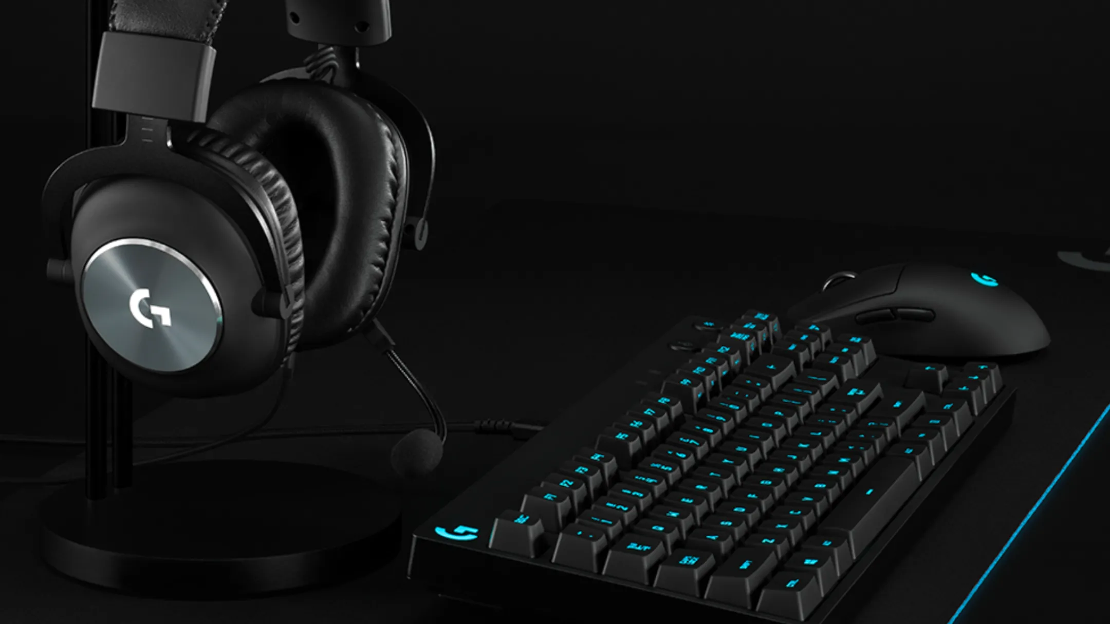 Tai nghe Logitech G Pro X đặt cạnh bàn phím cơ, thể hiện không gian chơi game chuyên nghiệp.