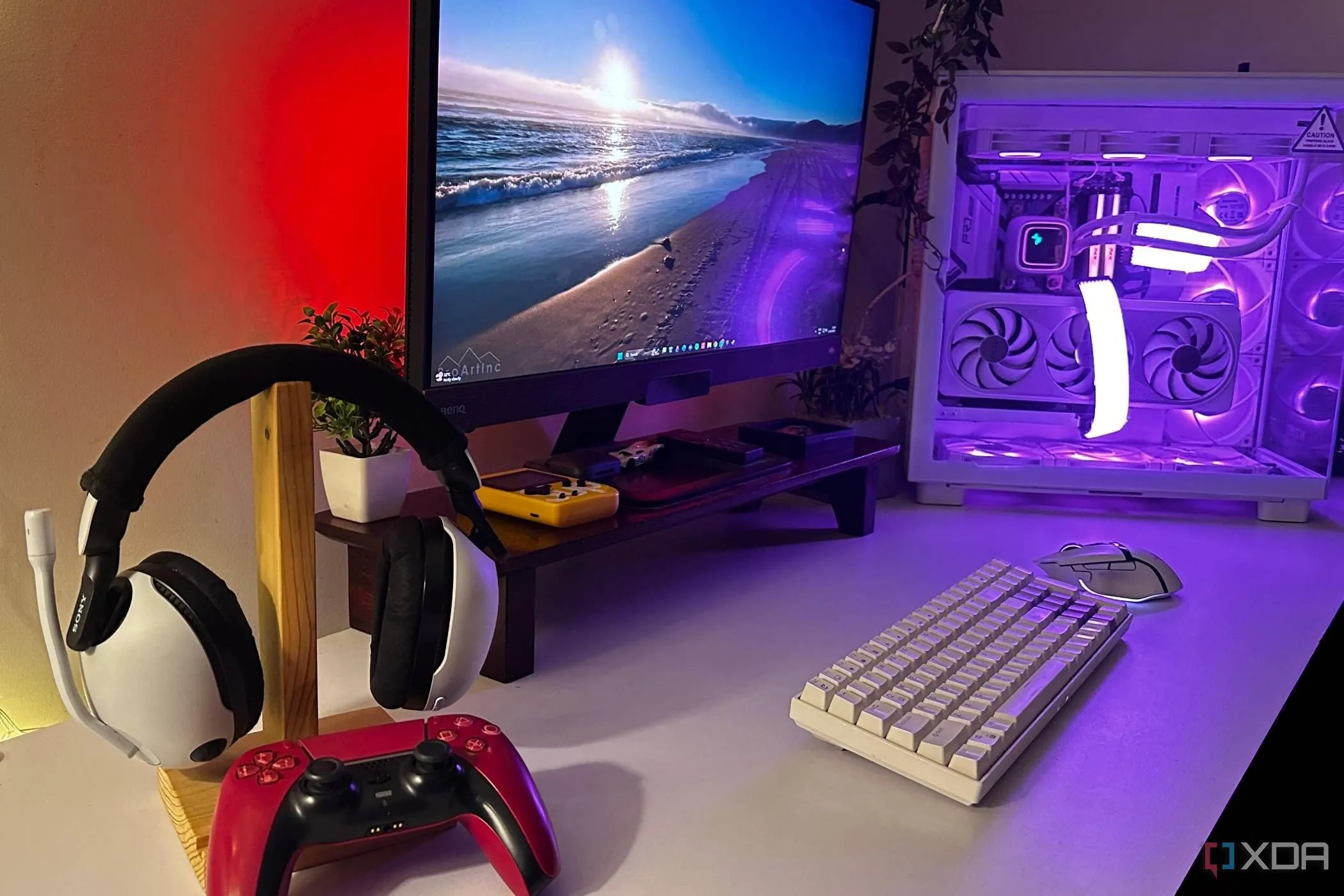 Tai nghe Sony Inzone và tay cầm DualSense màu đỏ bên cạnh một dàn PC gaming, thể hiện trải nghiệm chơi game trên máy tính