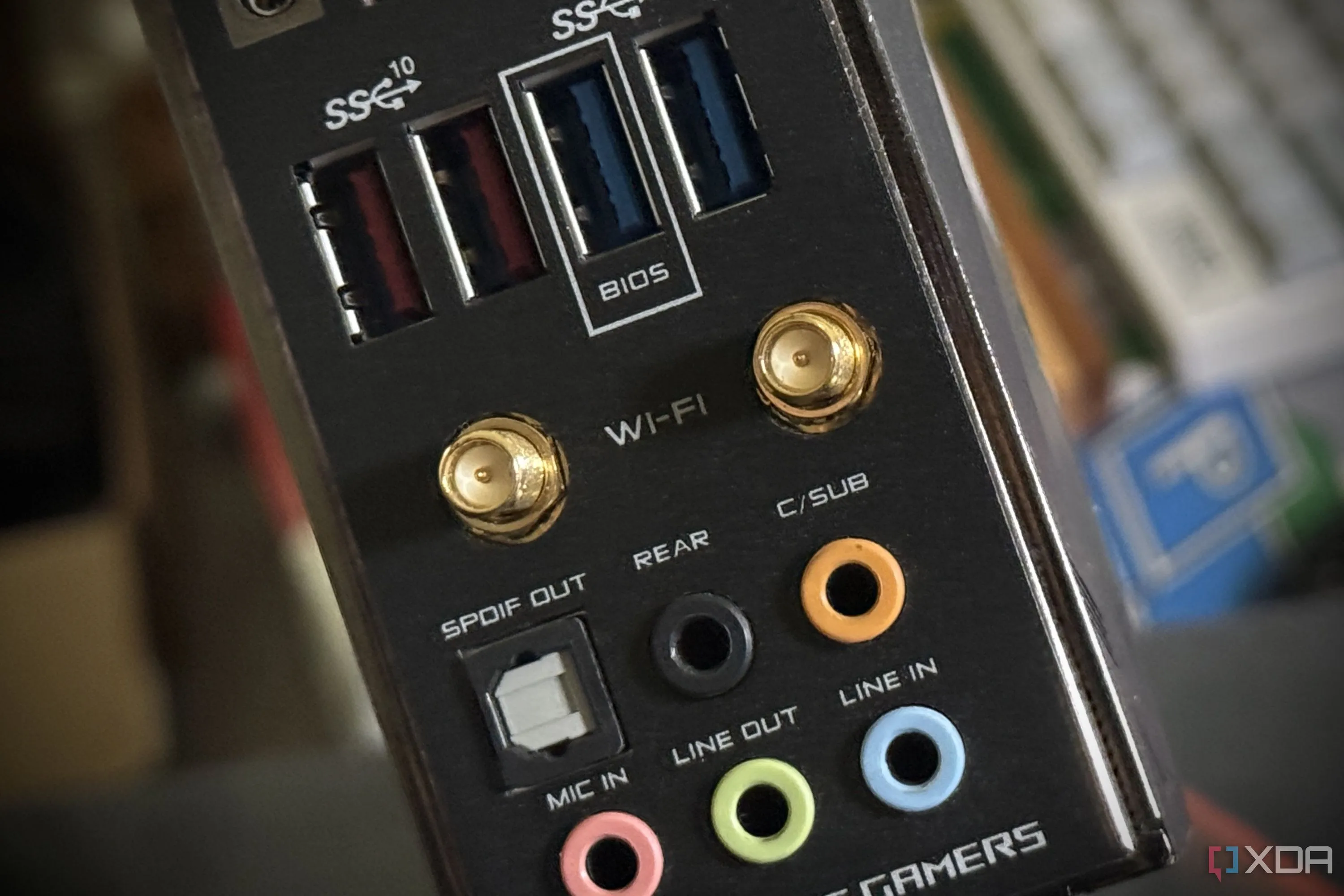 Tấm chắn I/O của bo mạch chủ hiển thị các cổng kết nối Wi-Fi tích hợp