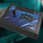 Tay cầm arcade Hori Fighting Stick Alpha tương thích PlayStation 5, minh họa phụ kiện chuyên dụng cho game đối kháng.