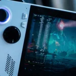 Tay cầm chơi game ASUS ROG Ally với logo Bazzite trên màn hình