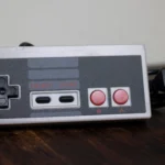 Tay cầm Classic NES bên thứ ba trên bàn gỗ