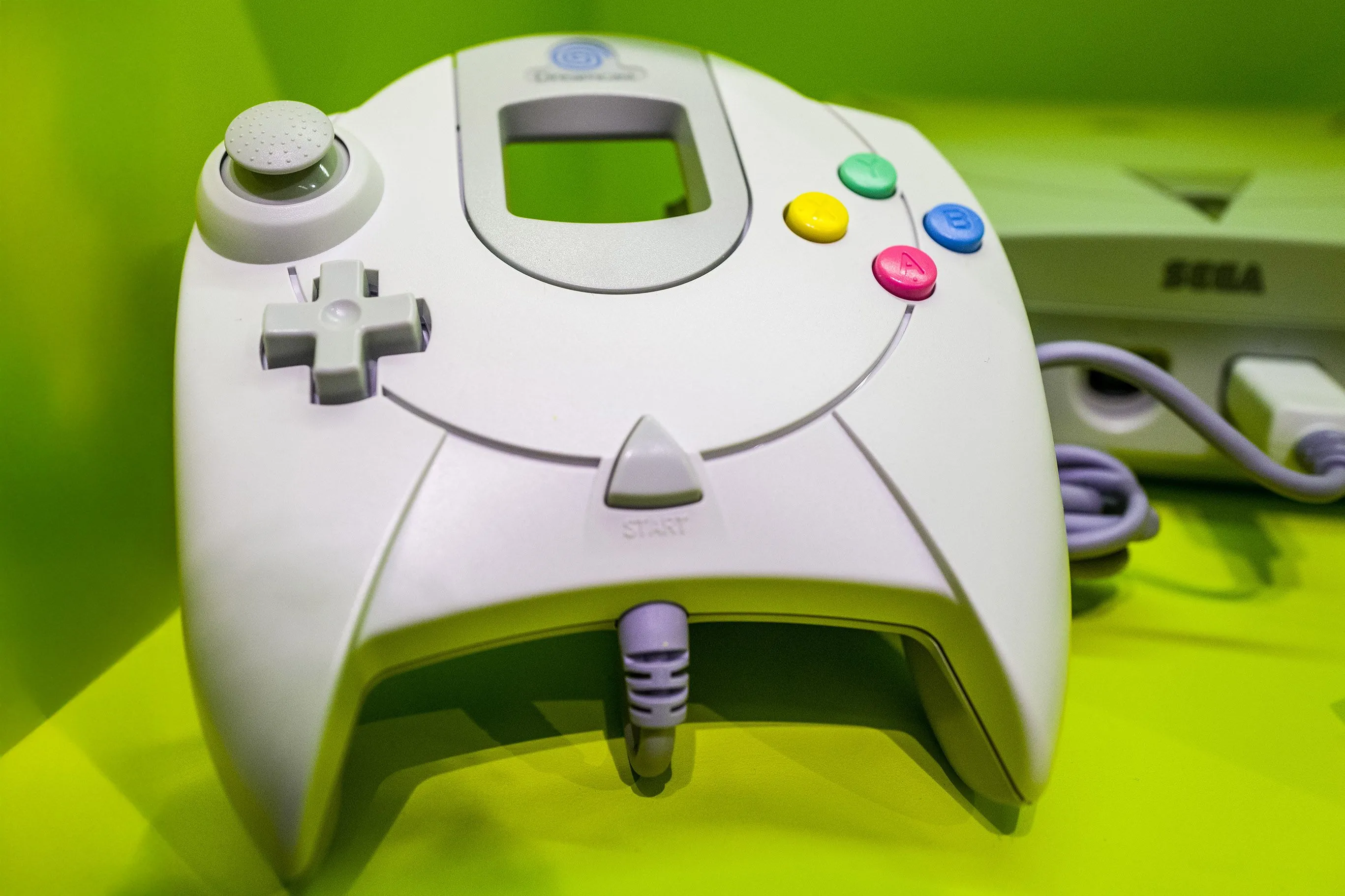 Tay cầm của Sega Dreamcast với cổng VMU độc đáo, biểu tượng của sự đổi mới trong thiết kế console.