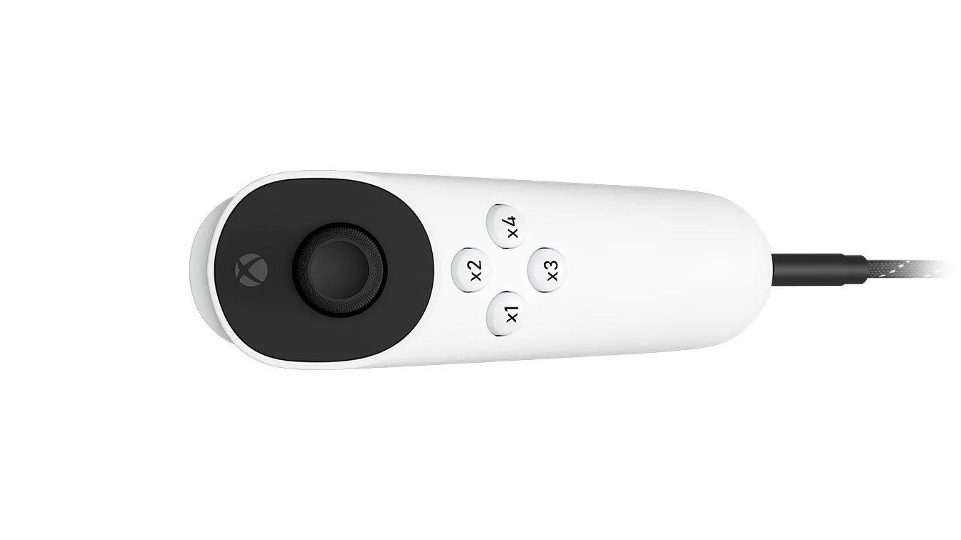 Tay cầm Xbox Adaptive Joystick chính diện, cho thấy các nút điều khiển tùy chỉnh và cần gạt, thiết kế dành riêng cho game thủ có hạn chế vận động.