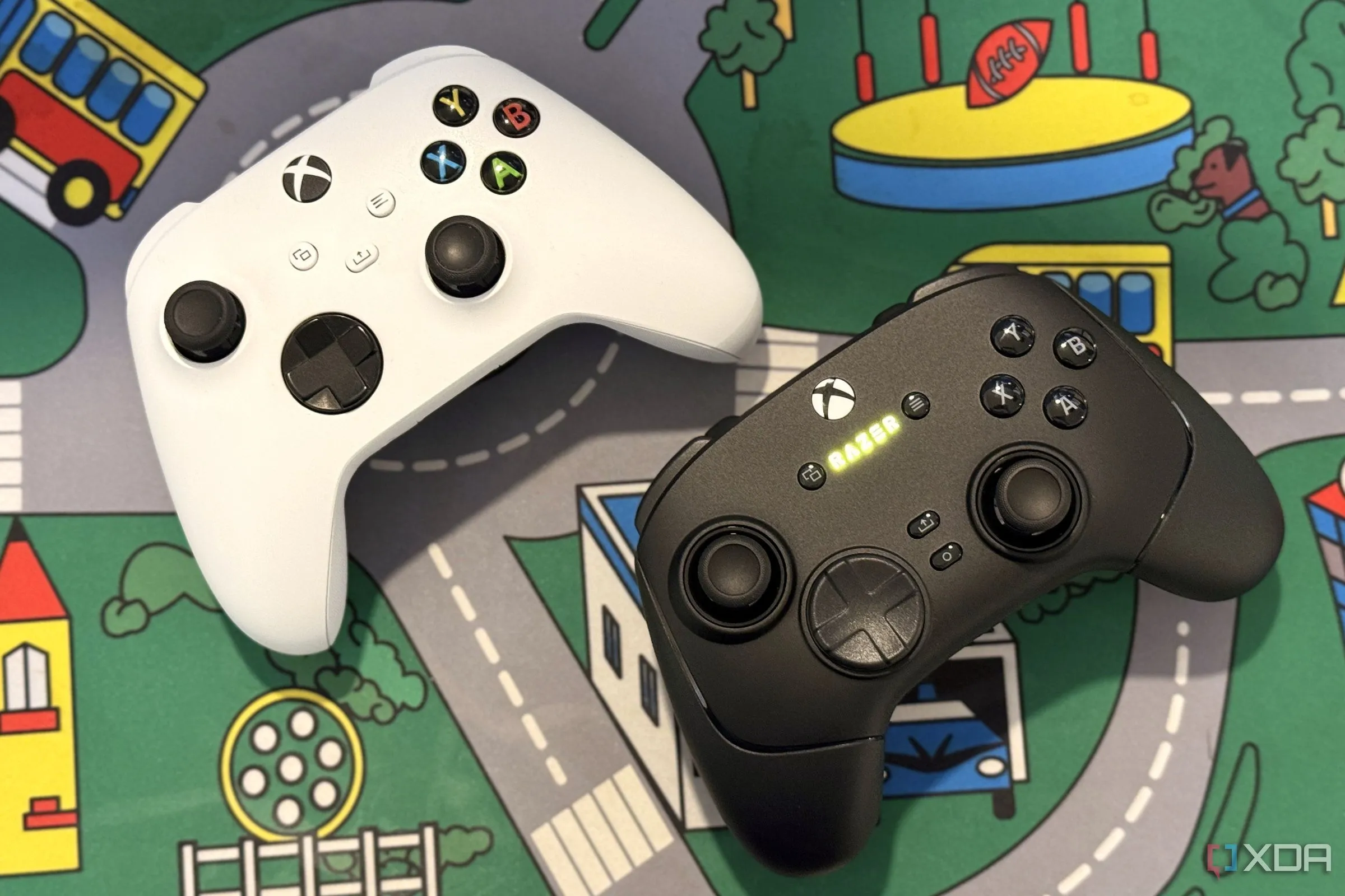 Tay cầm Xbox và Razer Wolverine V3 Pro minh họa cho trải nghiệm chơi game trên Xbox