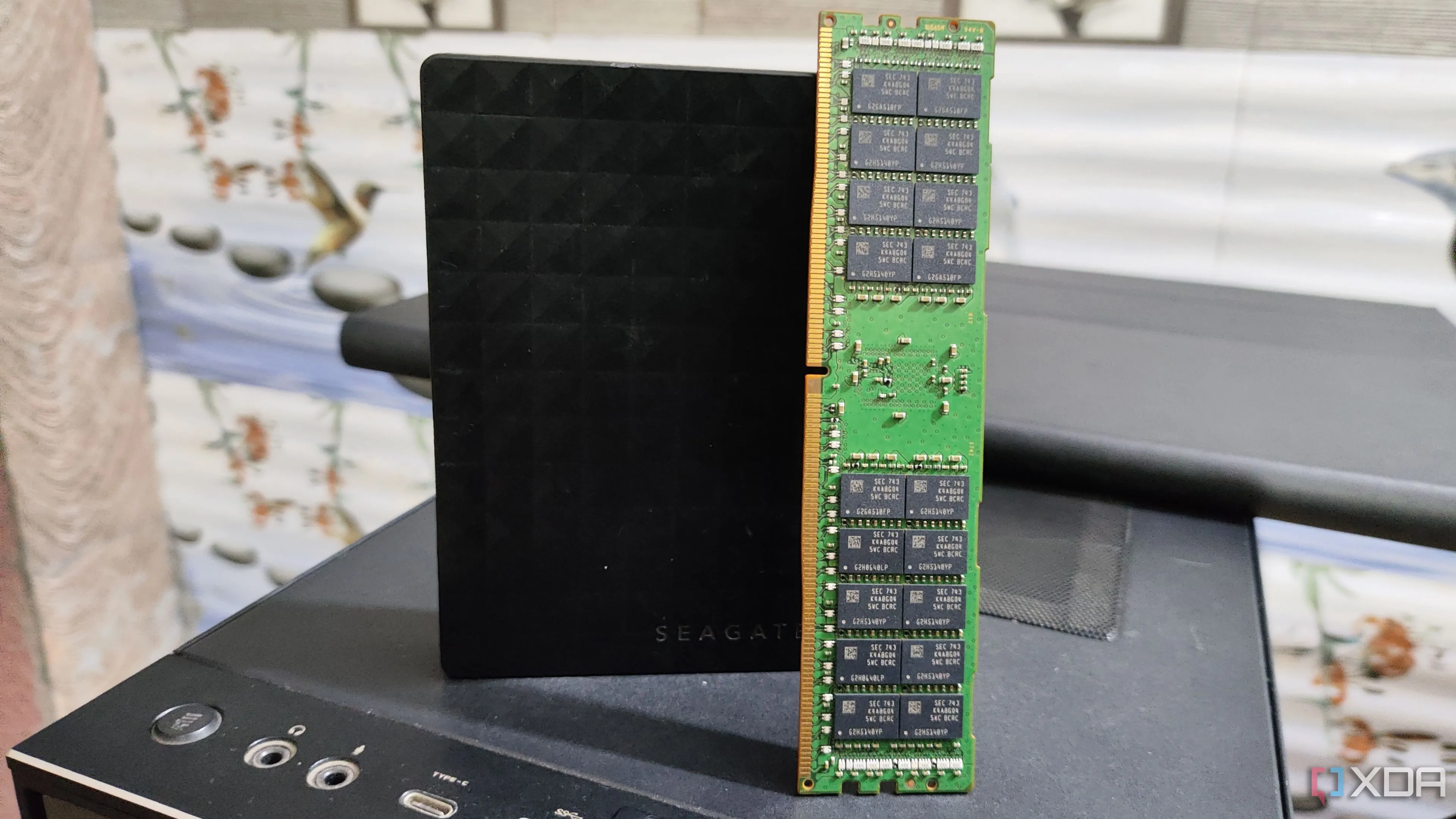 Thanh bộ nhớ ECC nằm trên ổ cứng HDD, biểu tượng cho độ bền và tính ổn định