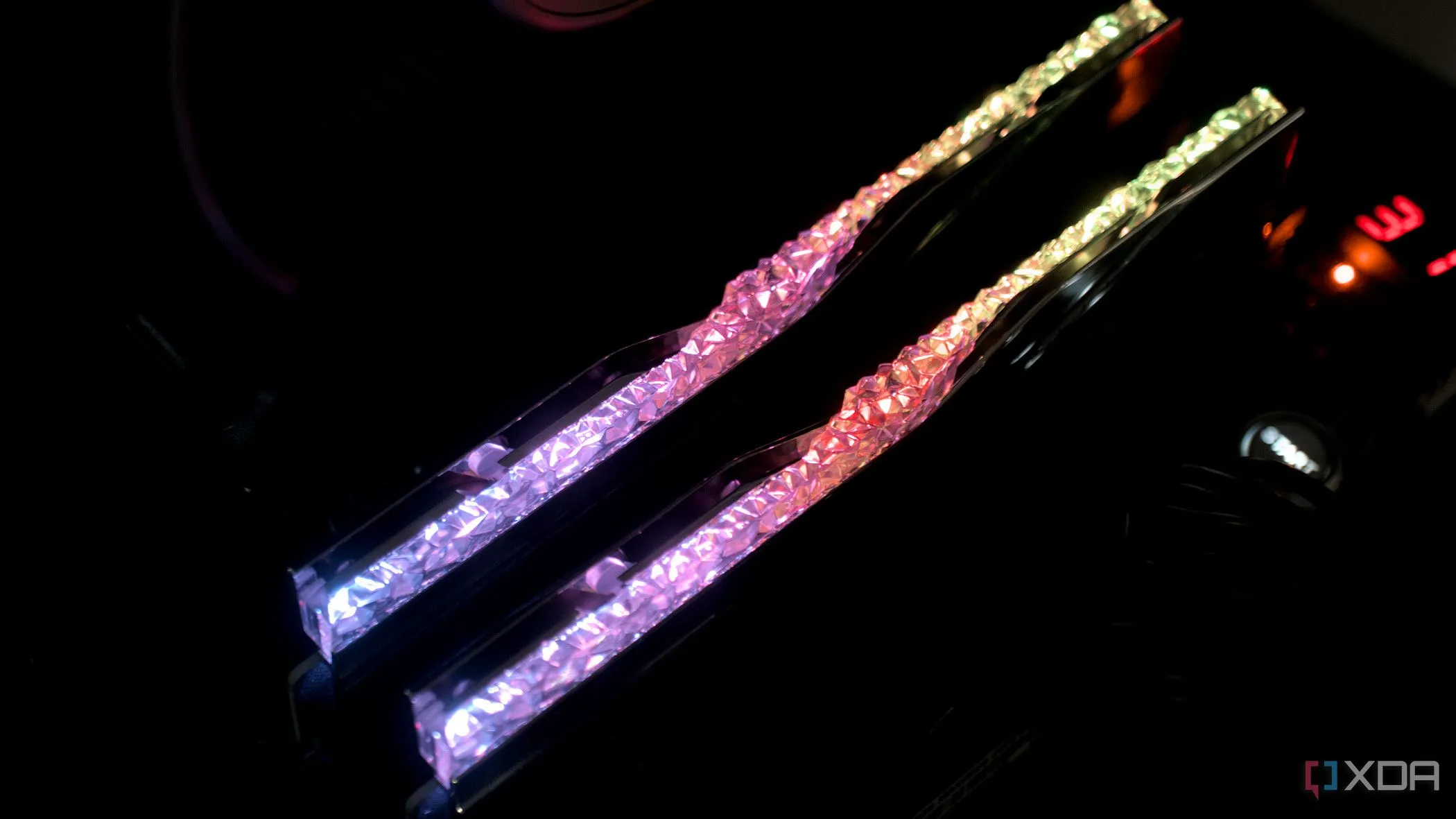Thanh RAM G.Skill Trident Z5 Royal DDR5 với đèn RGB, minh họa cho phần cứng bộ nhớ hiệu năng cao được sử dụng trong RAM disk.