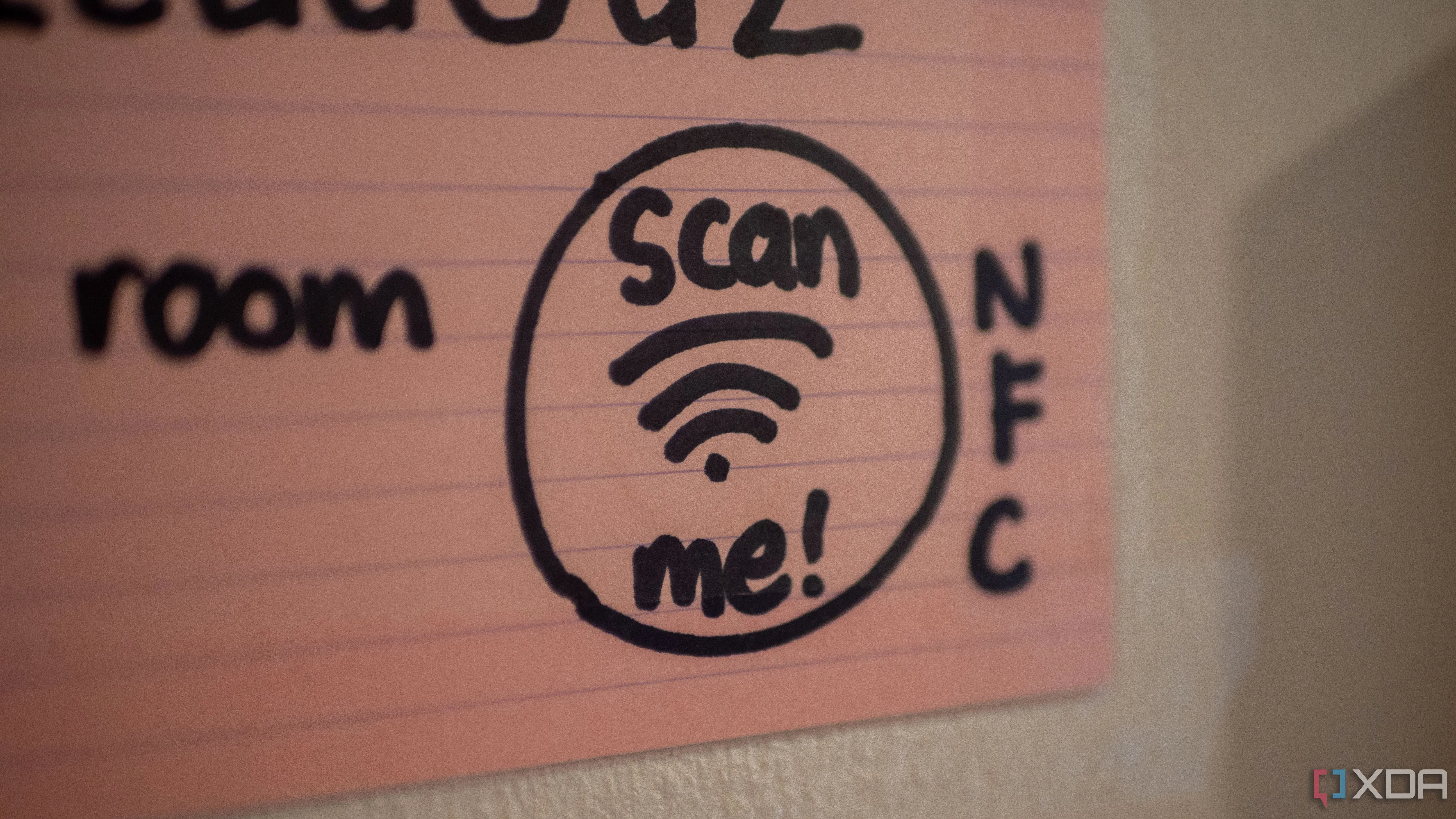 Thẻ NFC và điện thoại di động minh họa khả năng tự động hóa và kết nối trong nhà thông minh.