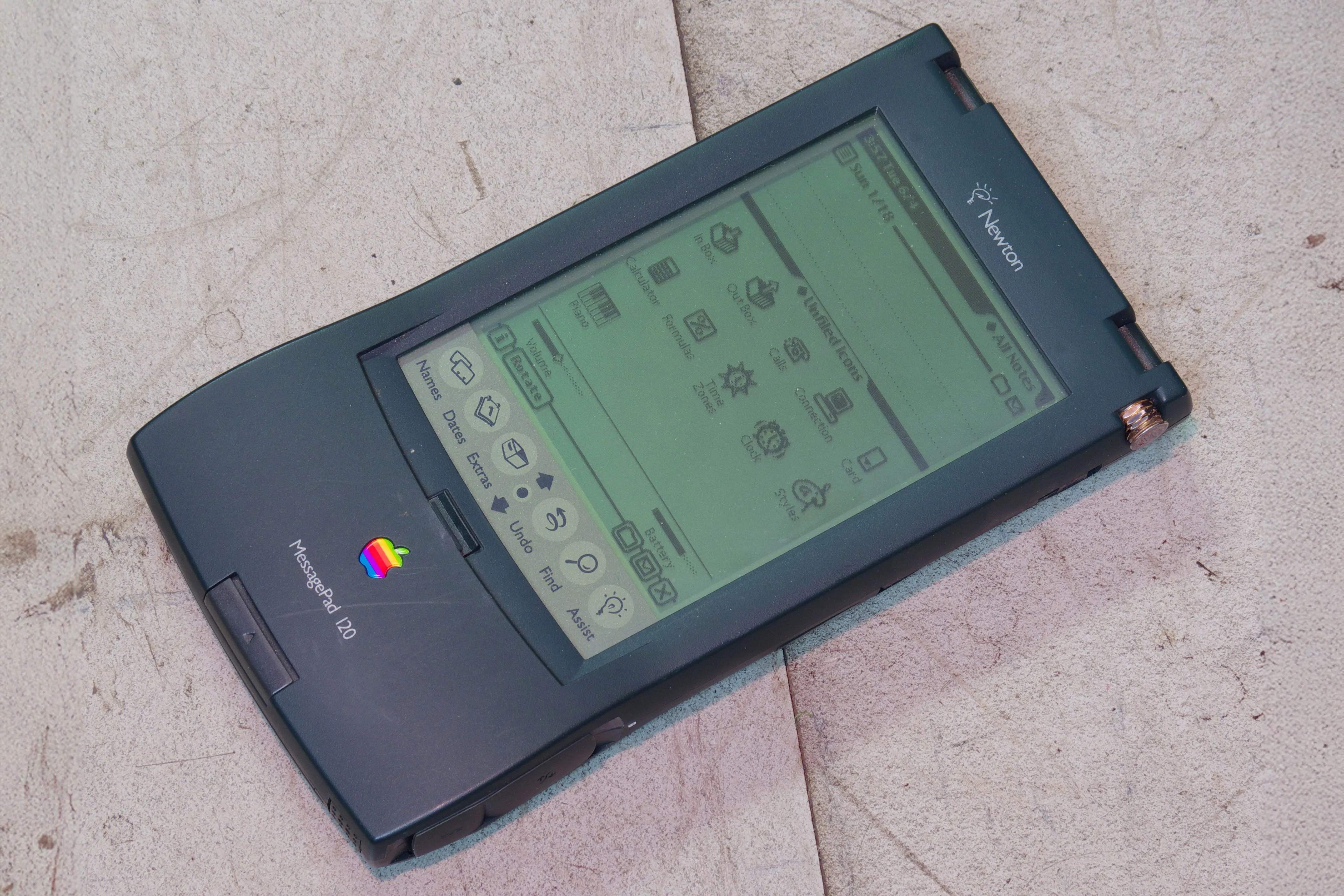 Thiết bị Apple Newton MessagePad 120, một trong những sản phẩm thử nghiệm tiên phong của Apple
