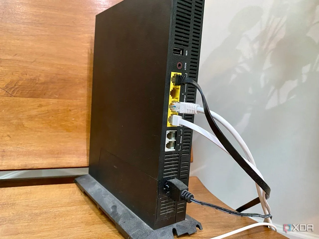 thiết bị router cáp quang cũ đi kèm với điện thoại và cổng Ethernet