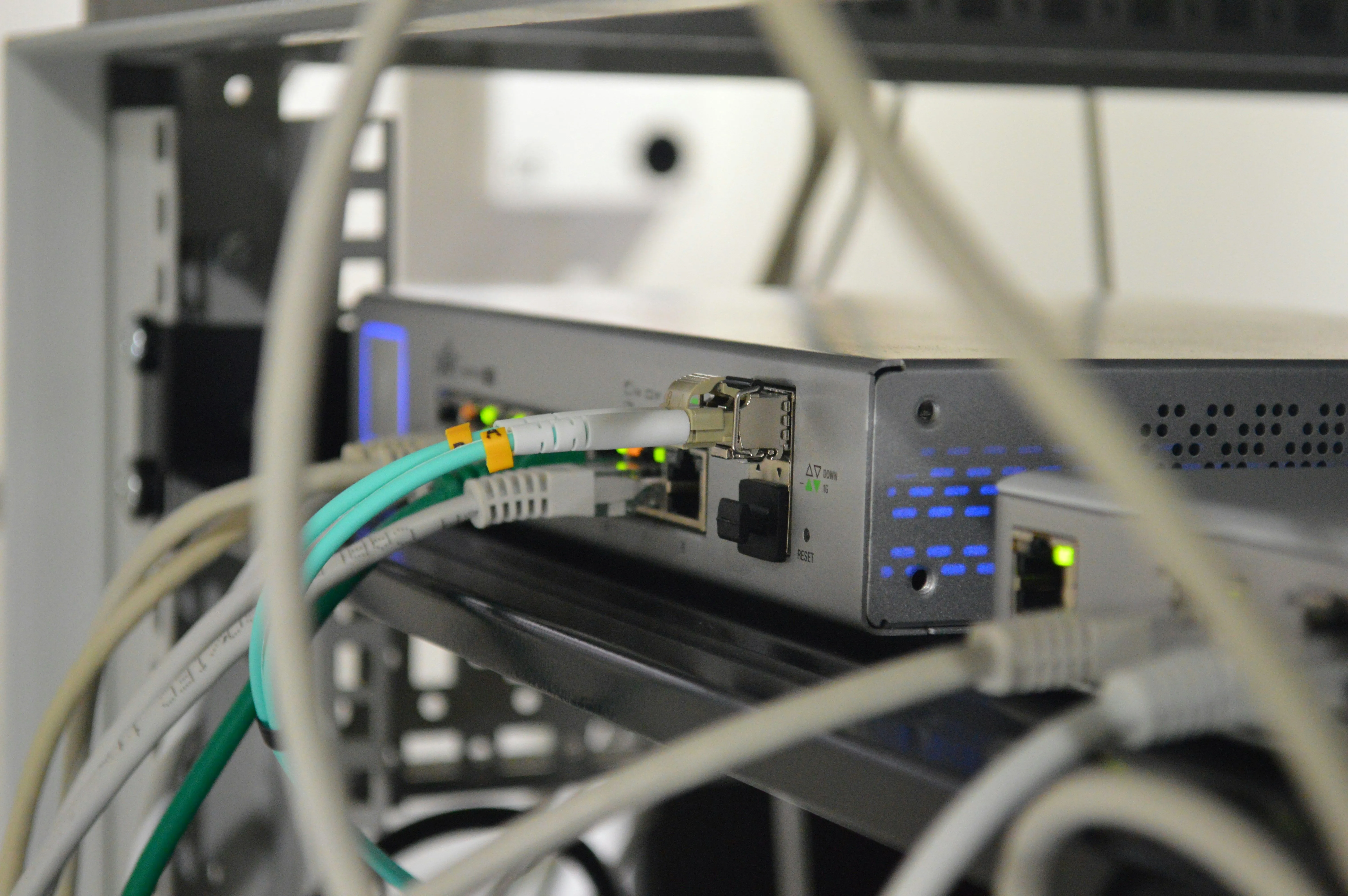 Thiết bị router mạng cấp độ doanh nghiệp, tượng trưng cho hạ tầng mạng phức tạp cần được bảo vệ bởi các giải pháp IDS/IPS như Snort và Suricata.