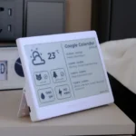 Thiết bị Seeed Studio Xiao 7.5 Inch ePaper Panel hiển thị lịch và thông tin nhà thông minh trên màn hình ePaper.