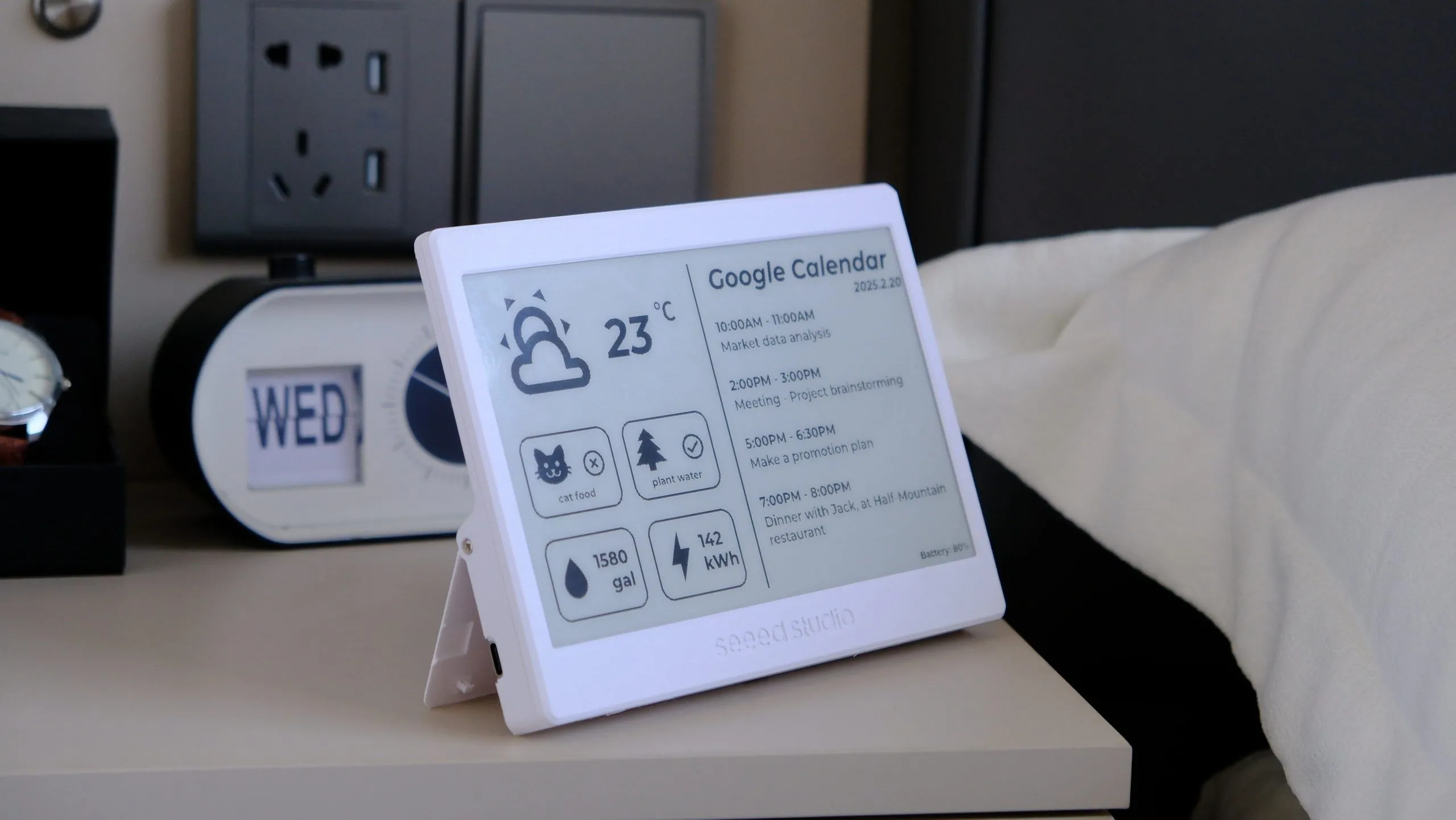 Thiết bị Seeed Studio Xiao 7.5 Inch ePaper Panel hiển thị lịch và thông tin nhà thông minh trên màn hình ePaper.