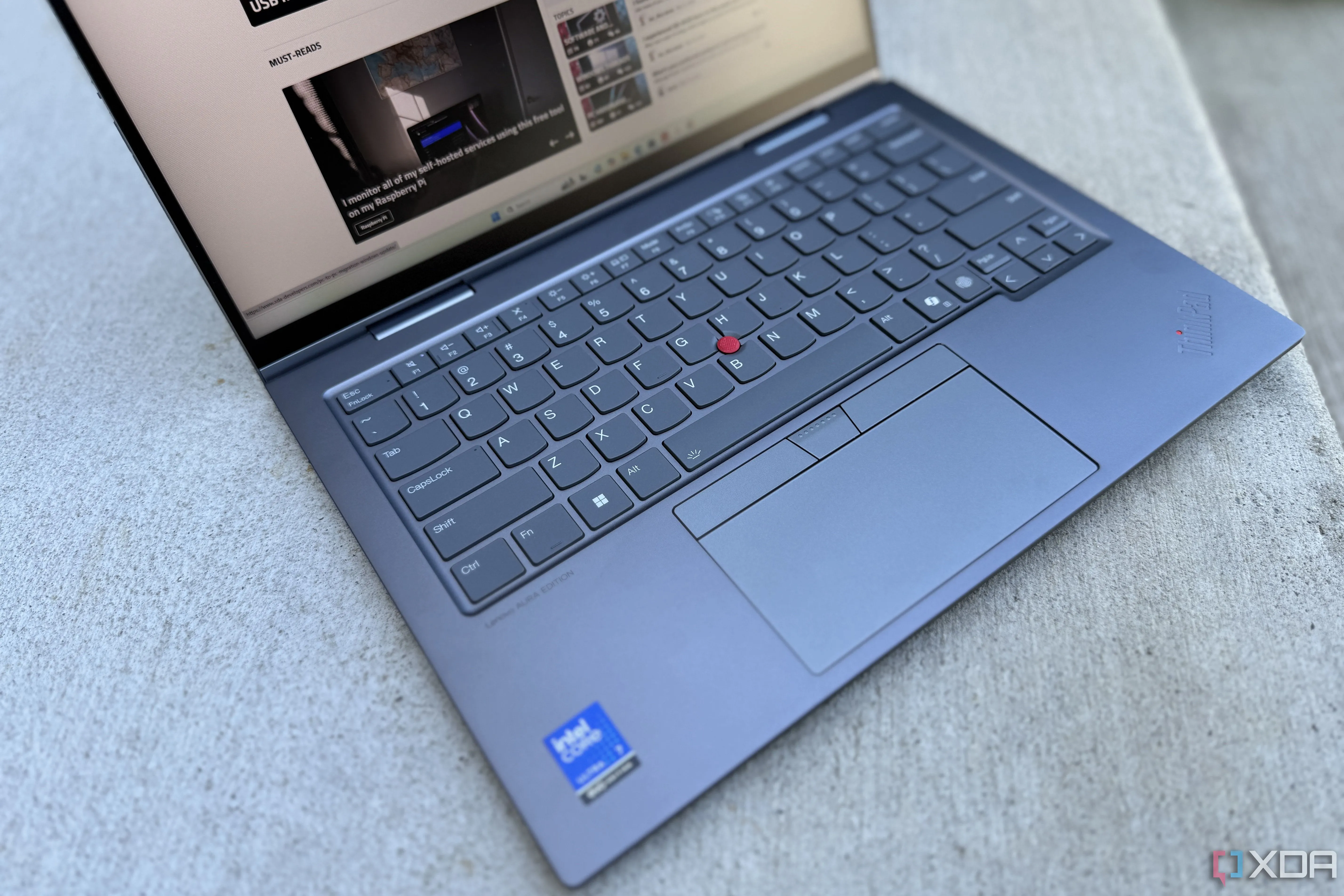 Thiết kế bàn phím công thái học trên laptop ThinkPad X1 2-in-1 nhìn từ cạnh bên