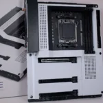 Thiết kế bo mạch chủ NZXT N7 B650E màu trắng tinh khôi.