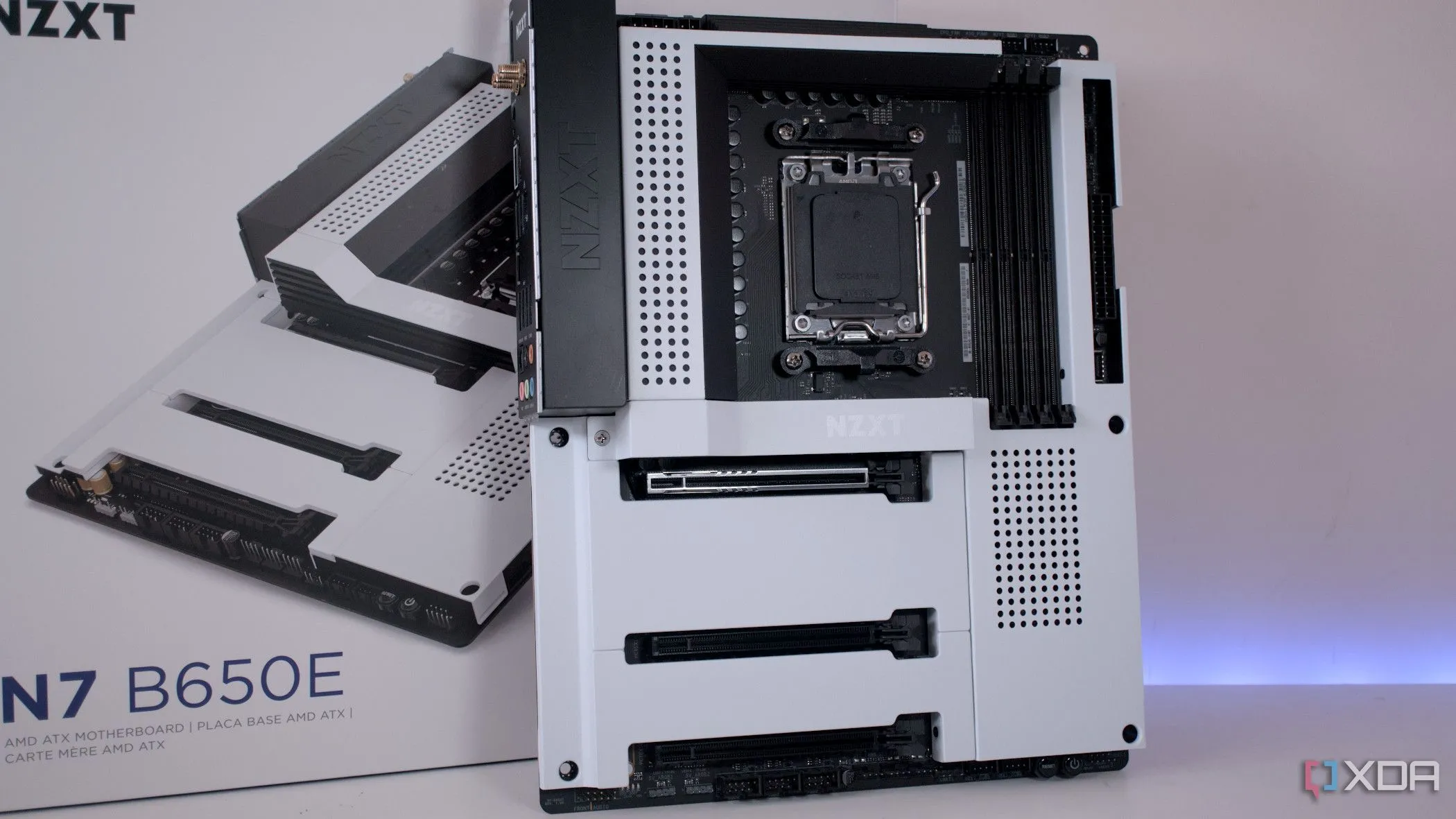 Thiết kế bo mạch chủ NZXT N7 B650E màu trắng tinh khôi.