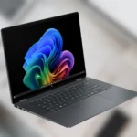 Thiết kế thanh lịch của laptop HP OmniBook X Flip với màn hình mở, bàn phím và touchpad