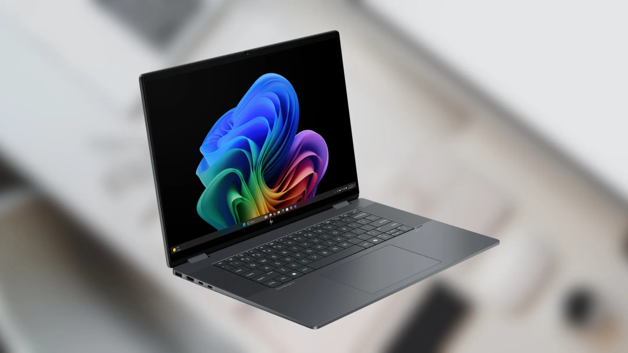 Thiết kế thanh lịch của laptop HP OmniBook X Flip với màn hình mở, bàn phím và touchpad