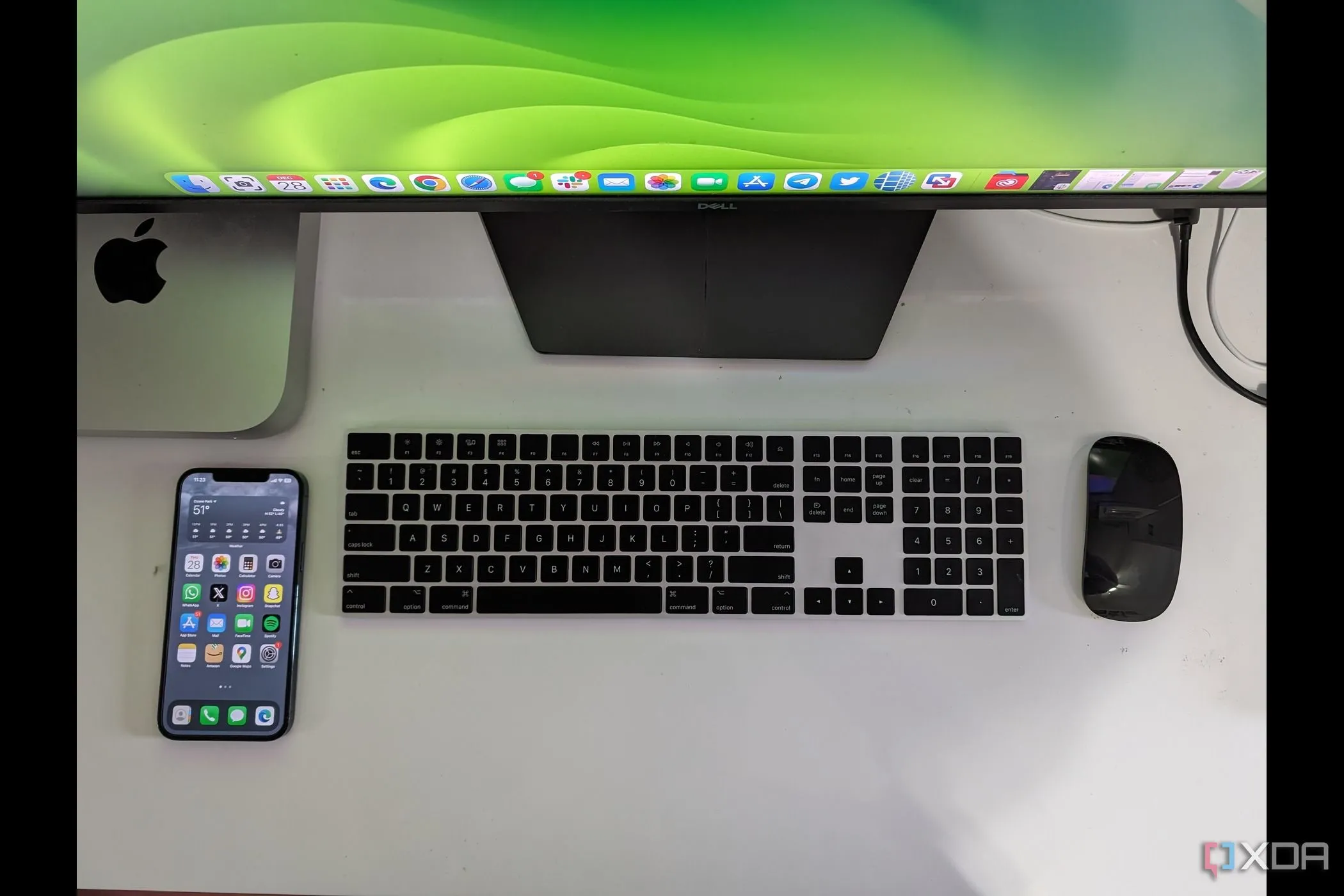 Thiết lập máy tính Mac mini kết nối với màn hình ultrawide, minh họa cách BetterDisplay có thể cải thiện chất lượng hiển thị.