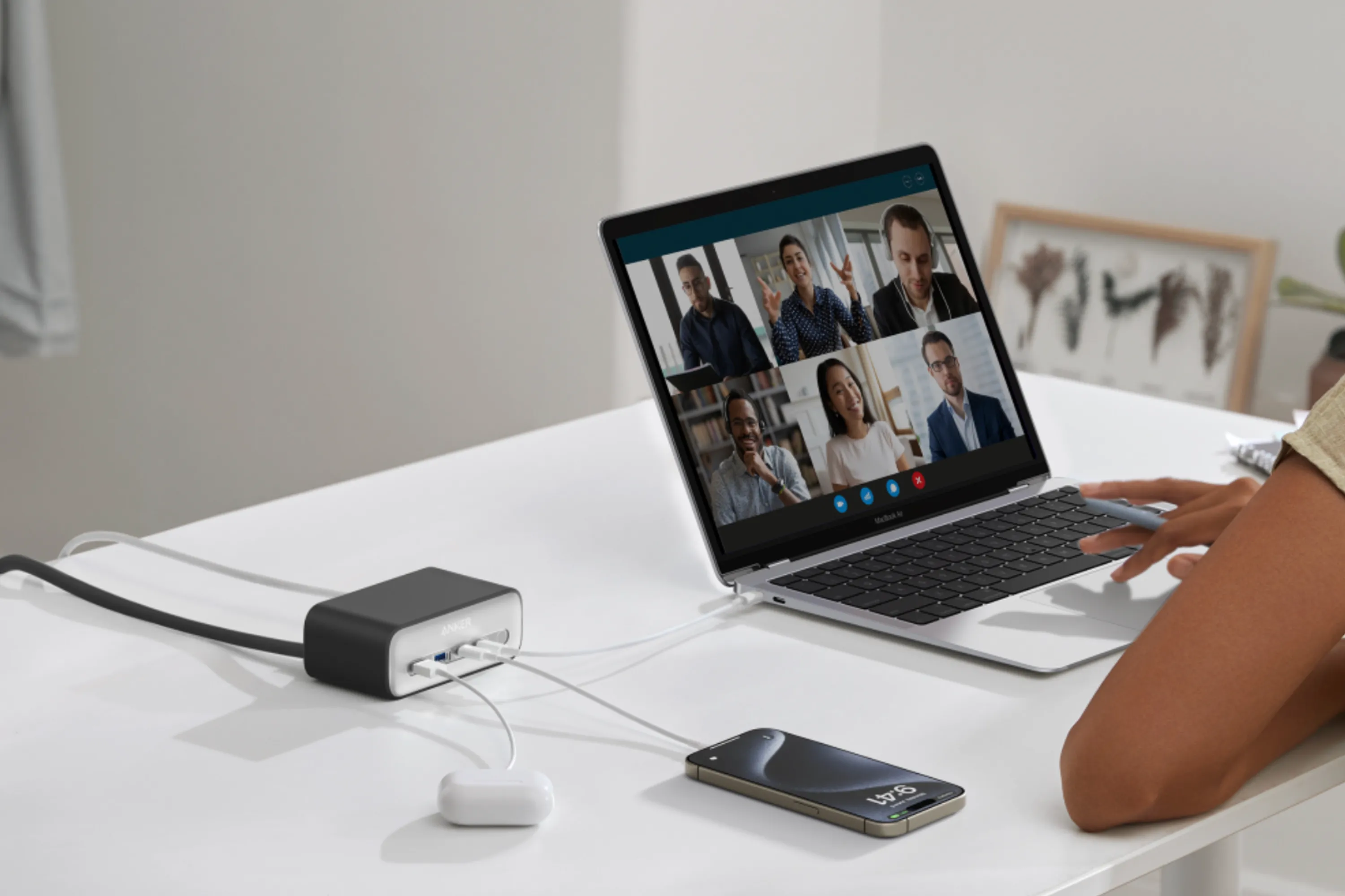 Trạm sạc đa năng Anker 525 đang cấp nguồn cho laptop, điện thoại và tai nghe trên bàn làm việc