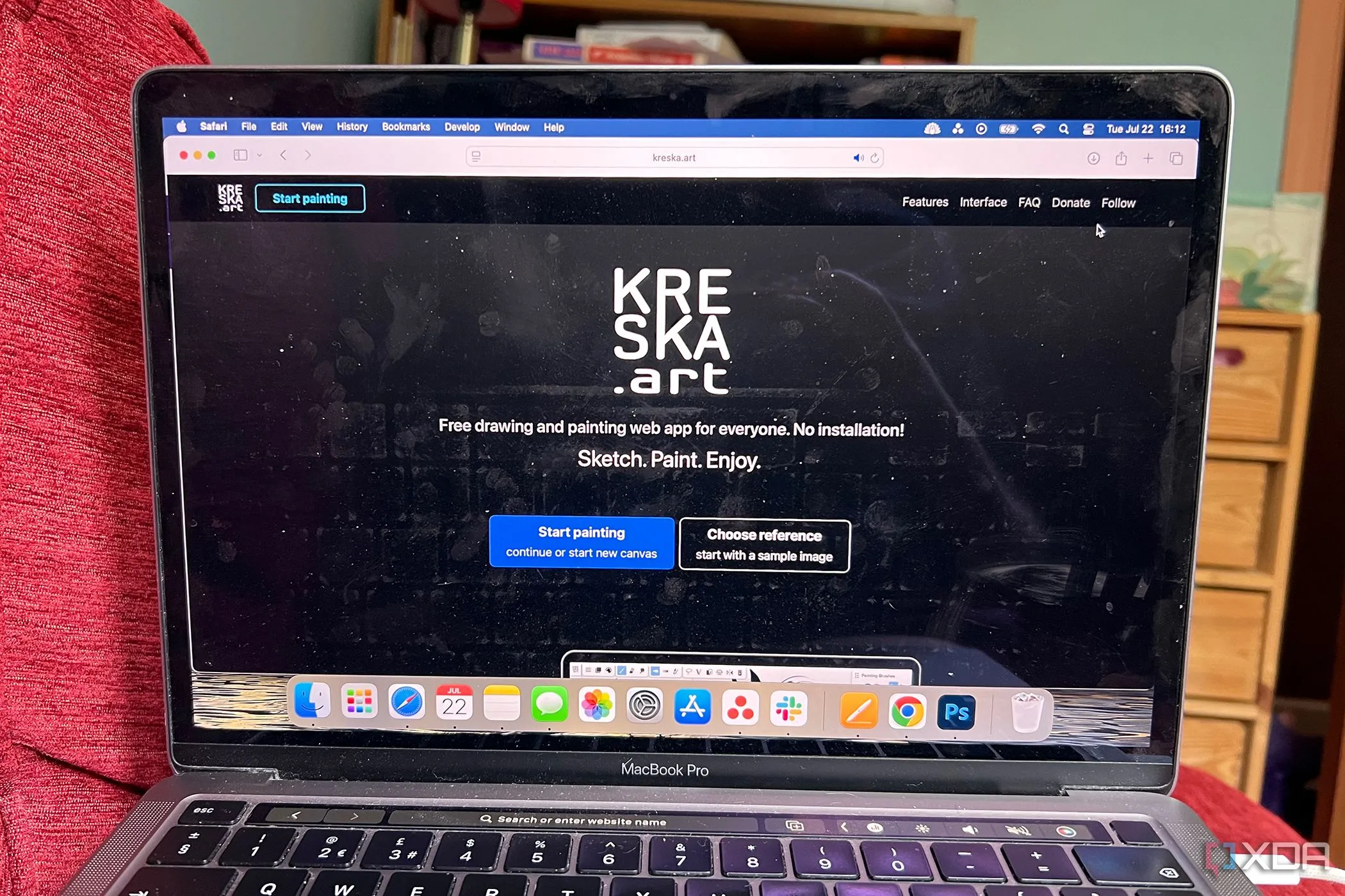 Trang chủ của Kreska được hiển thị trên màn hình MacBook Pro, cho thấy Kreska có thể truy cập dễ dàng qua trình duyệt web trên máy tính.
