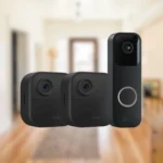 Trọn bộ chuông cửa thông minh Blink Video Doorbell màu đen, tích hợp camera và loa đàm thoại hai chiều, đặt trên nền trắng.