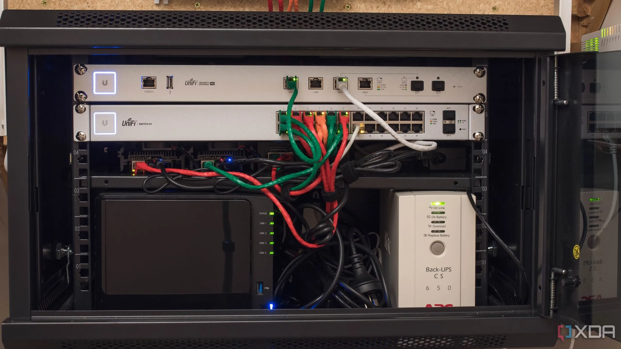 Tủ Rack chứa thiết bị Home Lab với các máy chủ