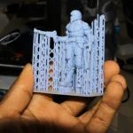 Vật thể được in 3D trên tay, minh họa sản phẩm và khả năng truy vết nguồn gốc sản xuất