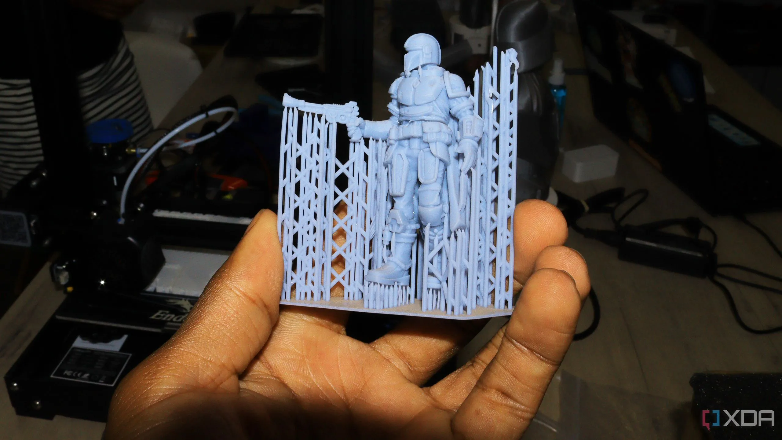 Vật thể được in 3D trên tay, minh họa sản phẩm và khả năng truy vết nguồn gốc sản xuất