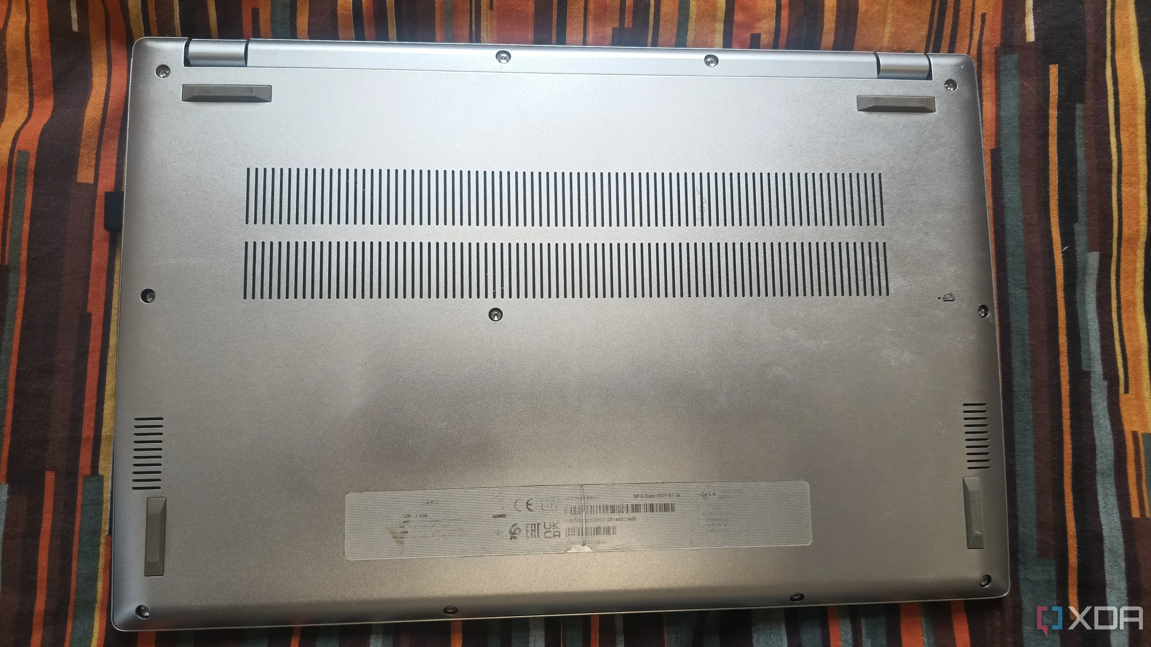 Vệ sinh mặt sau laptop để loại bỏ bụi bẩn