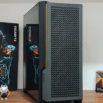 Vỏ case Antec P20C ARGB với thiết kế hiện đại, bên cạnh là card đồ họa và CPU rời, minh họa cho lựa chọn vỏ case PC giá rẻ nhưng chất lượng.