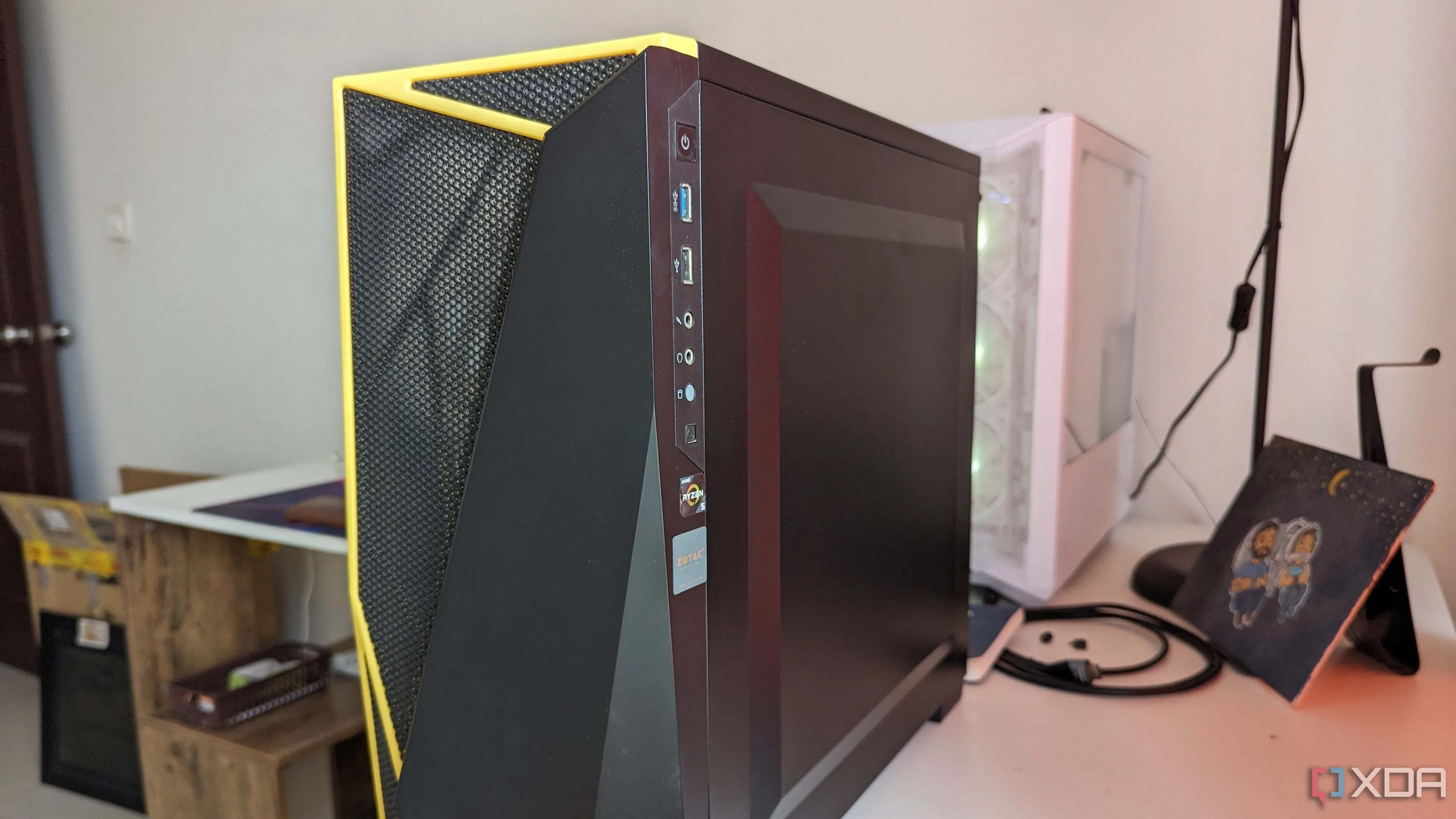 Vỏ case PC gaming hiện đại màu đen, minh họa cho sự thay đổi về thẩm mỹ và chức năng